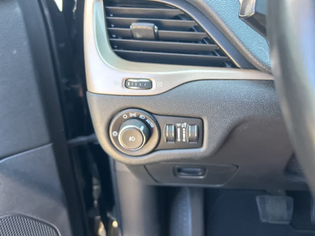 Thumbnail: 2016 Jeep Cherokee - 15