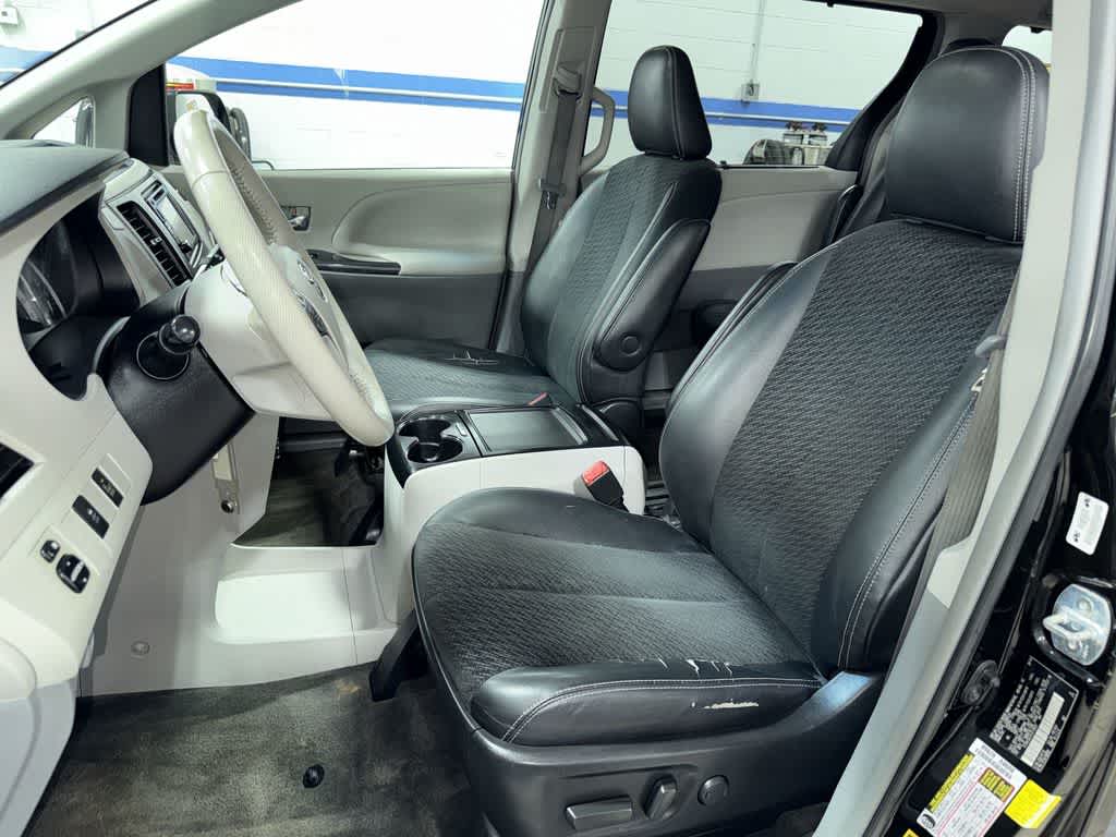 Thumbnail: 2014 Toyota Sienna - 14