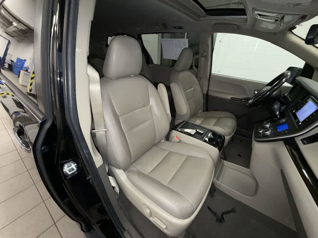 Thumbnail: 2020 Toyota Sienna - 16