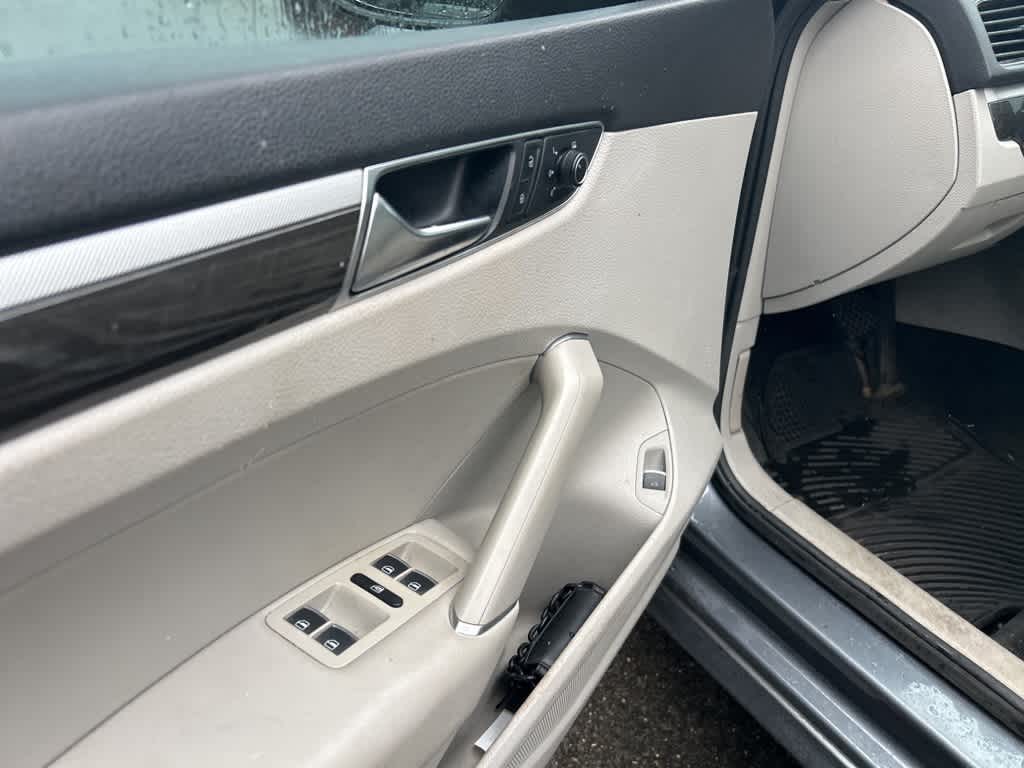 2017 Volkswagen Passat SE 16