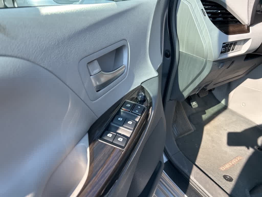 Thumbnail: 2015 Toyota Sienna - 13