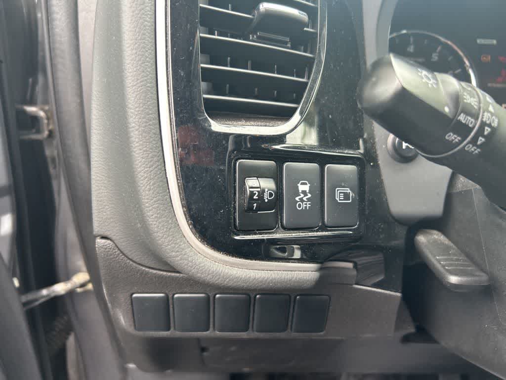 Thumbnail: 2015 Mitsubishi Outlander - 21