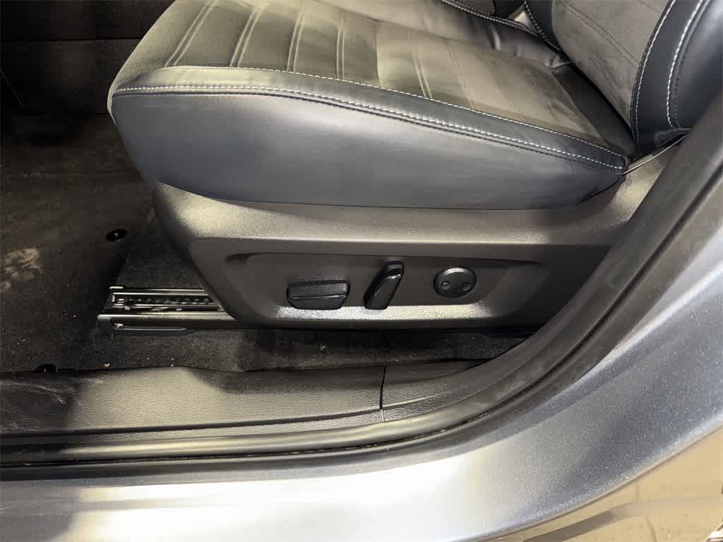 Thumbnail: 2023 Mitsubishi Outlander - 25