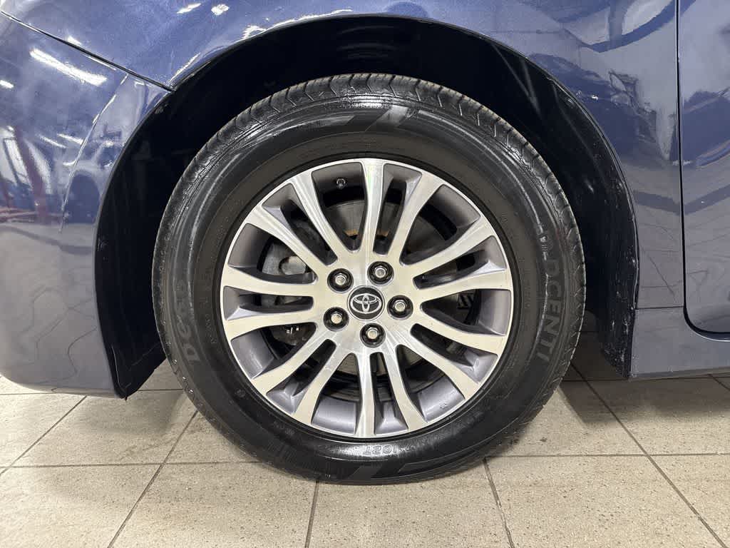 Thumbnail: 2020 Toyota Sienna - 10