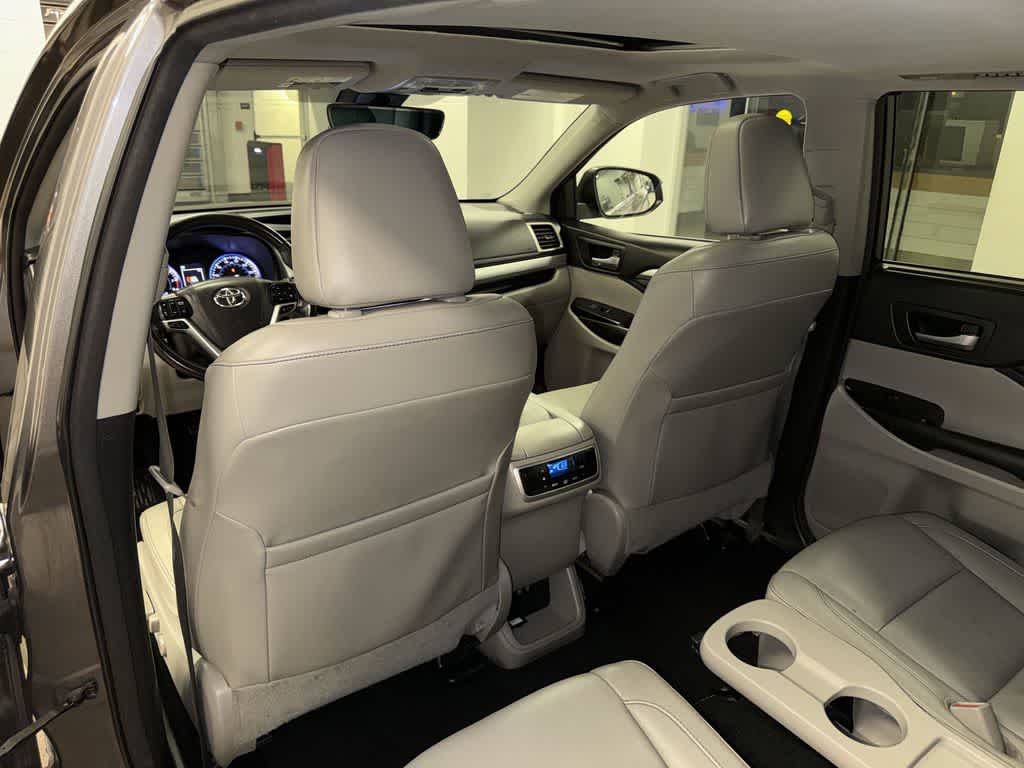 Thumbnail: 2017 Toyota Highlander - 30