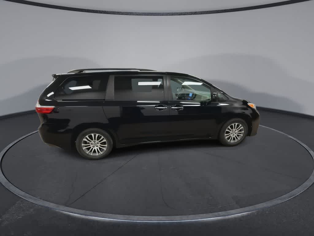 Thumbnail: 2020 Toyota Sienna - 9