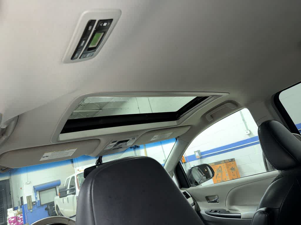 Thumbnail: 2014 Toyota Sienna - 25