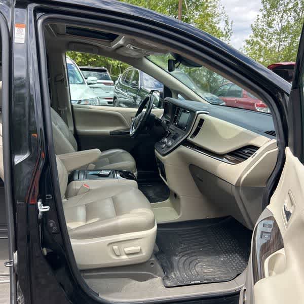Thumbnail: 2020 Toyota Sienna - 18
