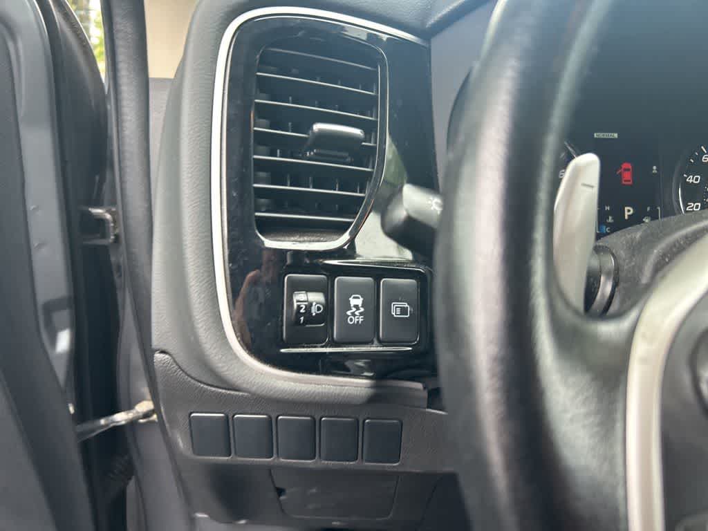 Thumbnail: 2015 Mitsubishi Outlander - 30