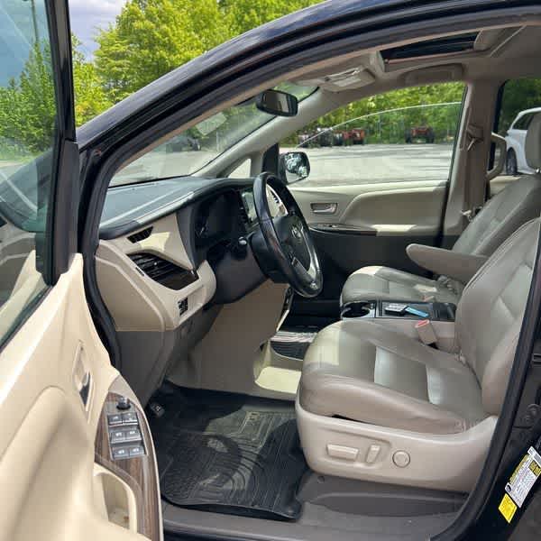 Thumbnail: 2020 Toyota Sienna - 17