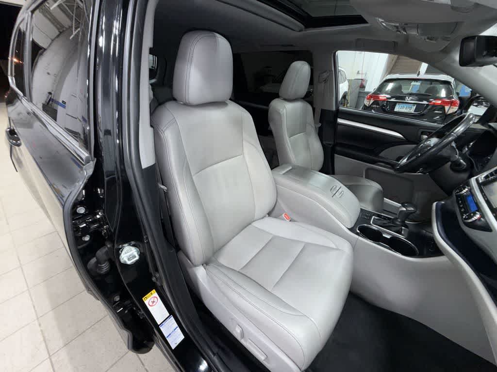 Thumbnail: 2019 Toyota Highlander - 16