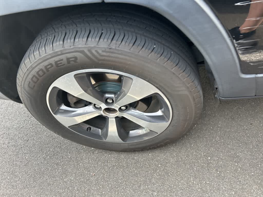 Thumbnail: 2019 Jeep Cherokee - 17