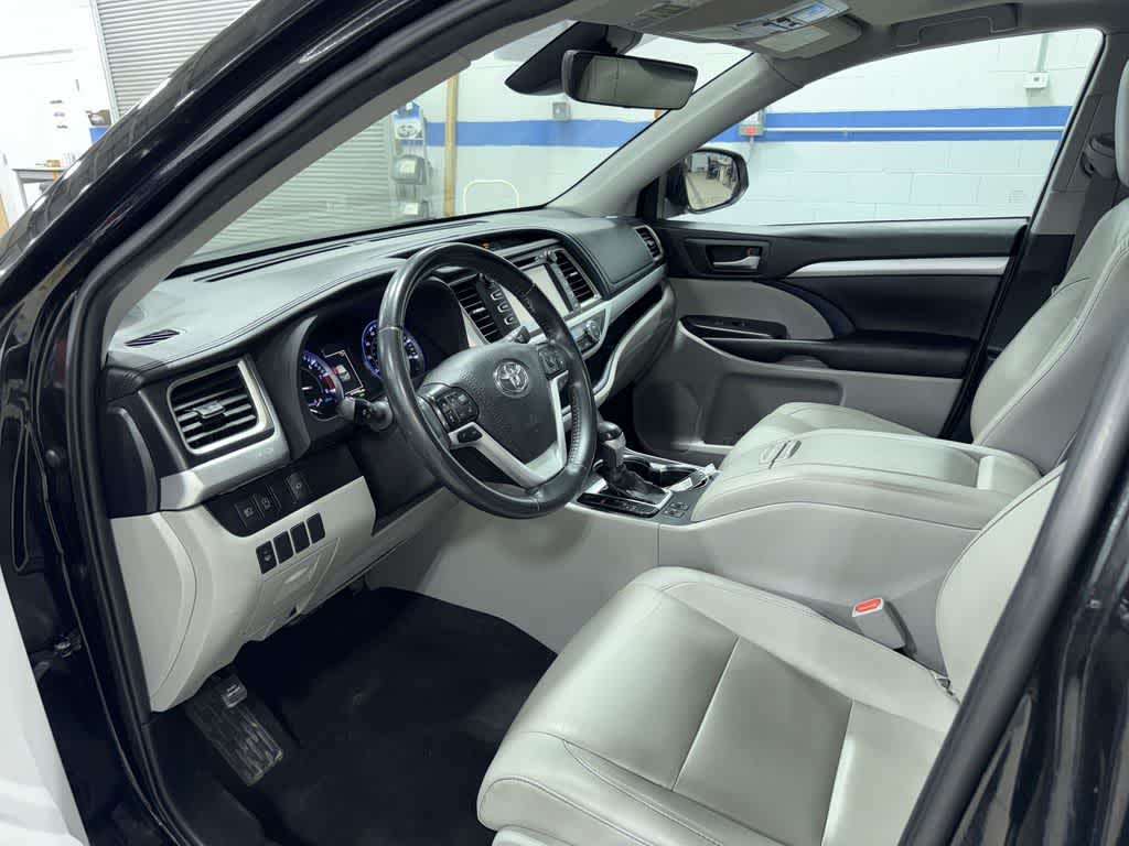 Thumbnail: 2019 Toyota Highlander - 31