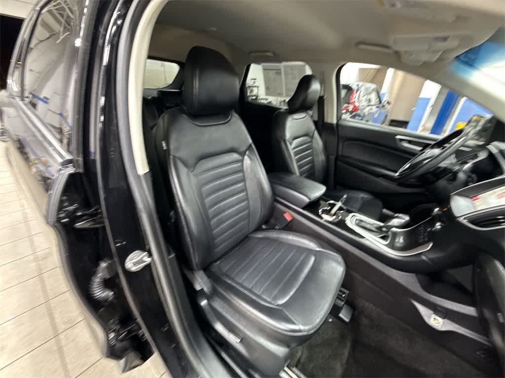 Thumbnail: 2017 Ford Edge - 16