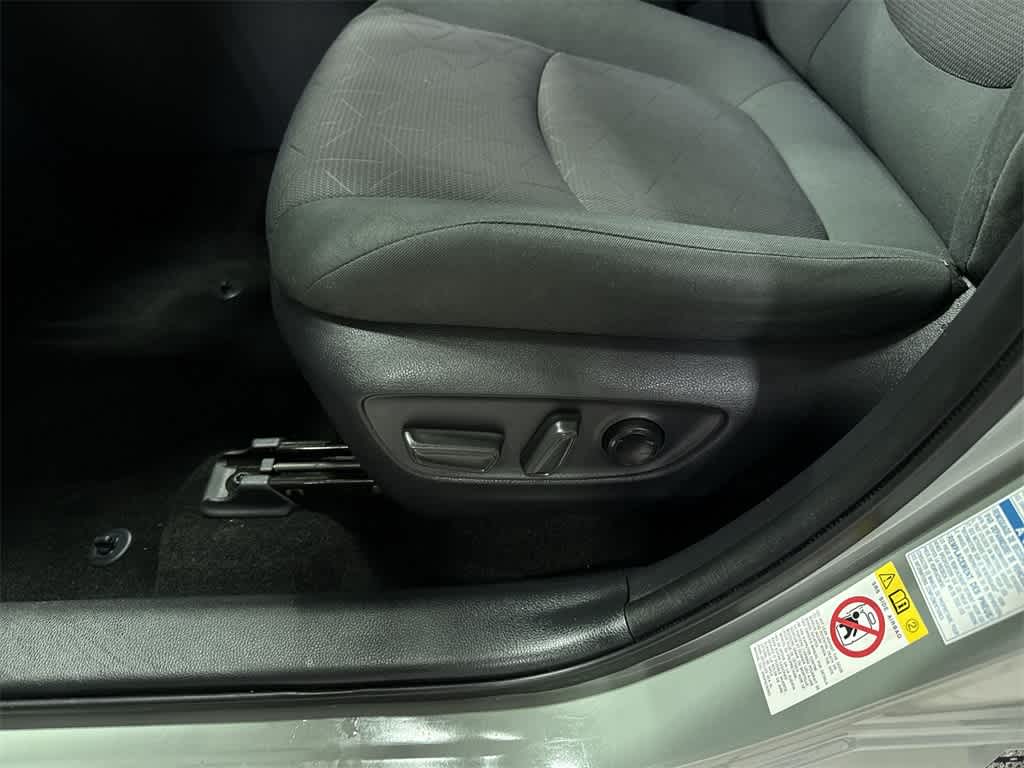 Thumbnail: 2019 Toyota RAV4 - 23