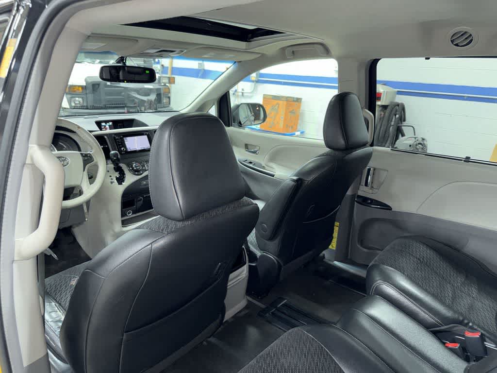 Thumbnail: 2014 Toyota Sienna - 29