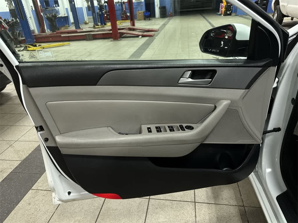 Thumbnail: 2015 Hyundai Sonata - 28