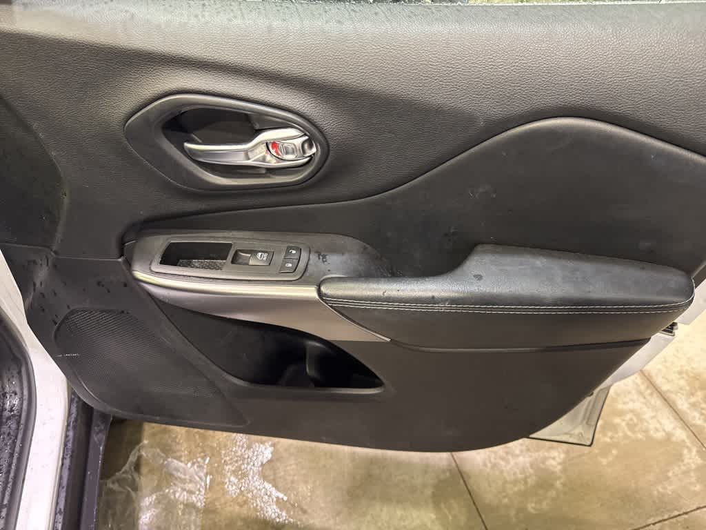 Thumbnail: 2020 Jeep Cherokee - 14