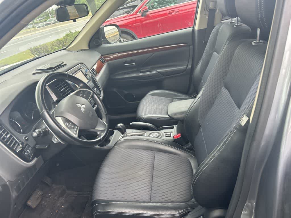 Thumbnail: 2015 Mitsubishi Outlander - 18
