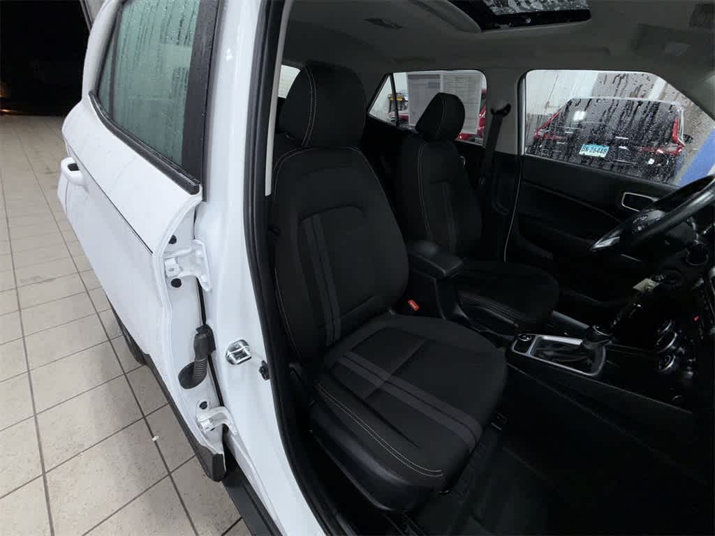 Thumbnail: 2023 Hyundai Venue - 16