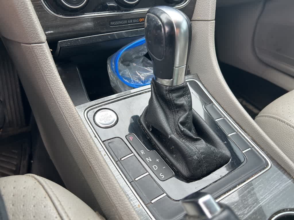 2017 Volkswagen Passat SE 24