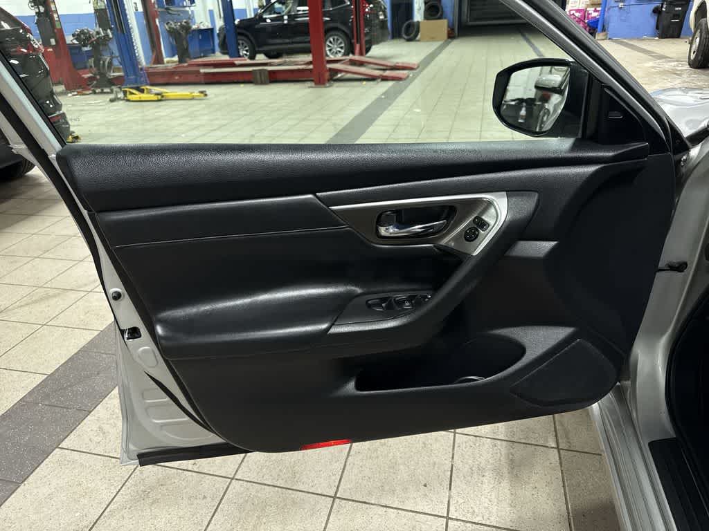 Thumbnail: 2015 Nissan Altima - 31