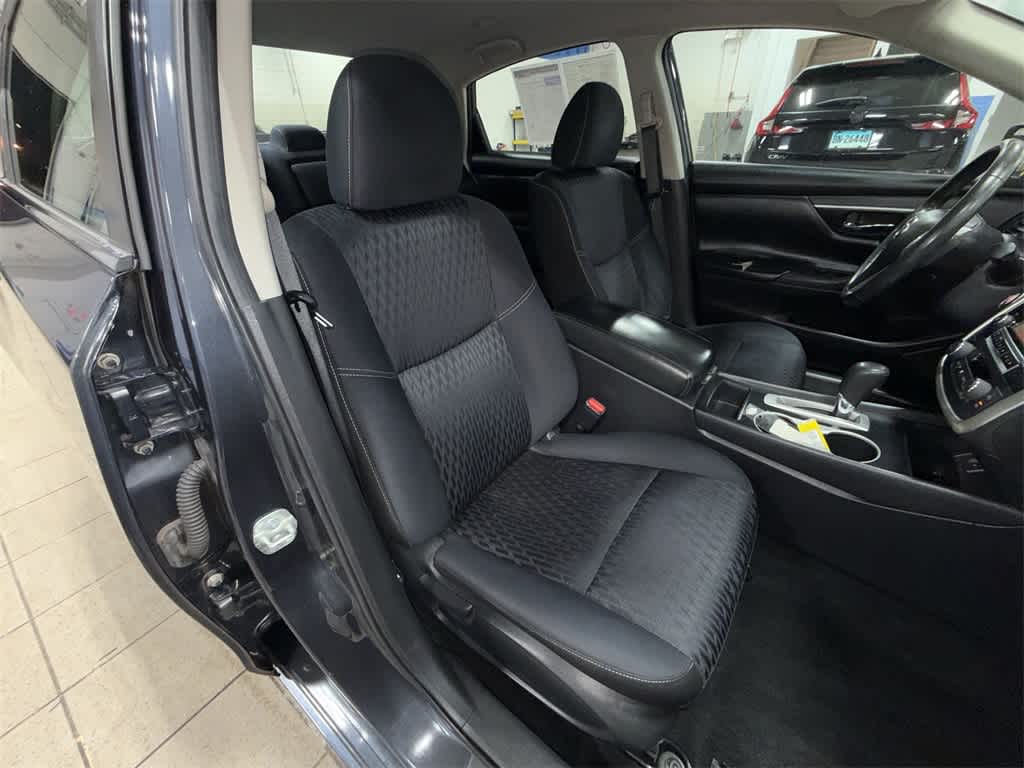 Thumbnail: 2017 Nissan Altima - 16