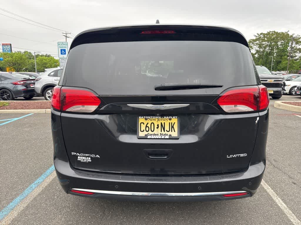 Thumbnail: 2017 Chrysler Pacifica - 3