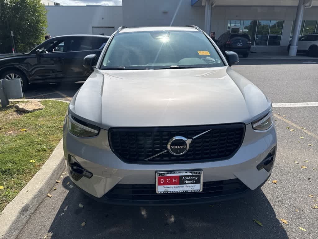 Thumbnail: 2023 Volvo XC40 - 6