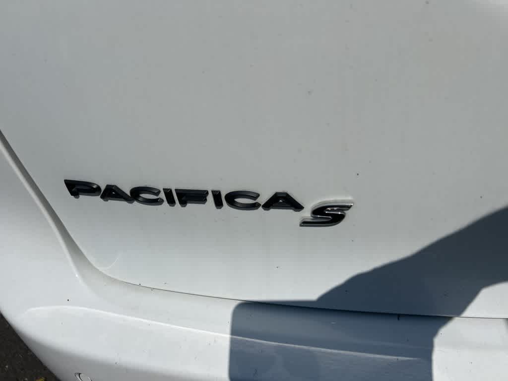 Thumbnail: 2022 Chrysler Pacifica - 8