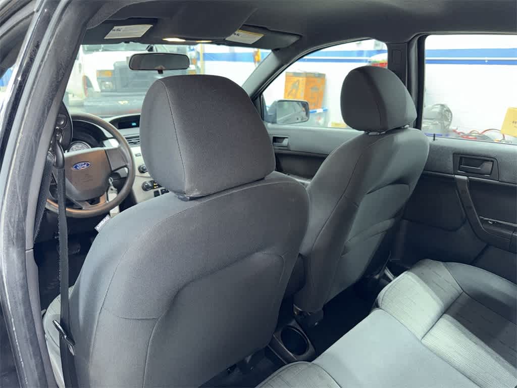 Thumbnail: 2010 Ford Focus - 25