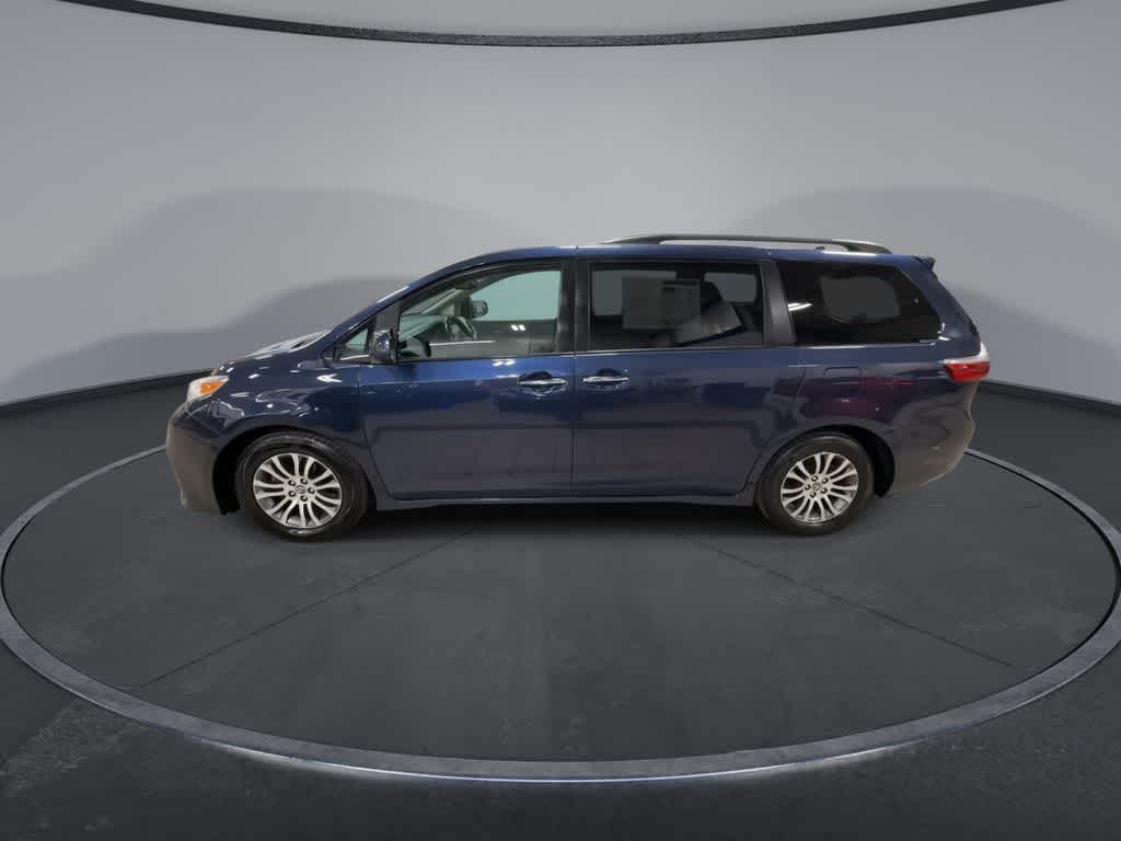Thumbnail: 2020 Toyota Sienna - 5