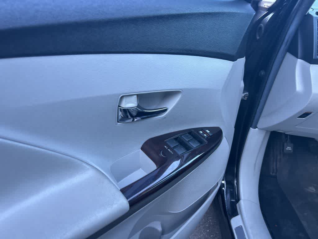 Thumbnail: 2012 Toyota Venza - 14