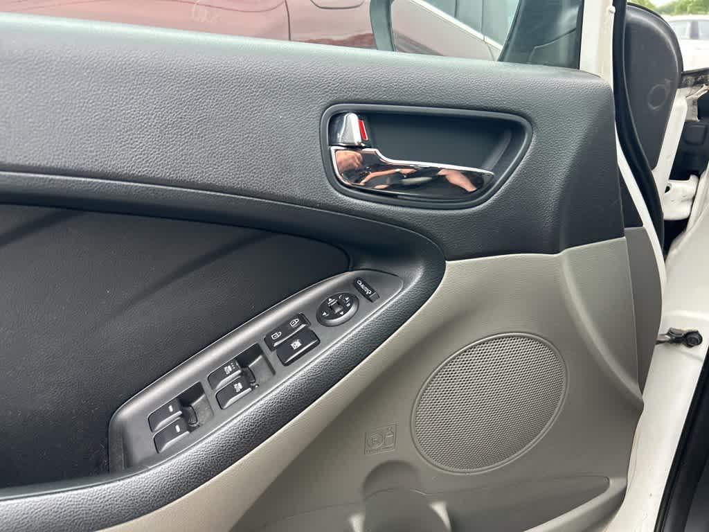 Thumbnail: 2016 Kia Forte - 10
