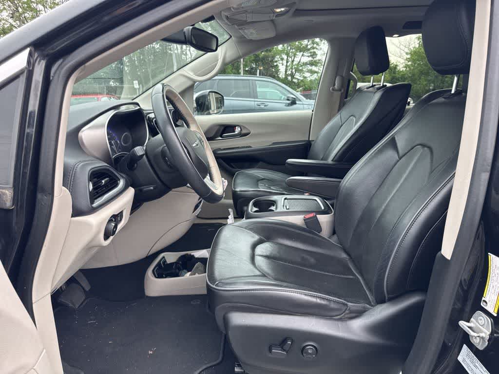 Thumbnail: 2017 Chrysler Pacifica - 9