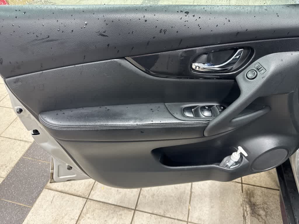 Thumbnail: 2017 Nissan Rogue - 7