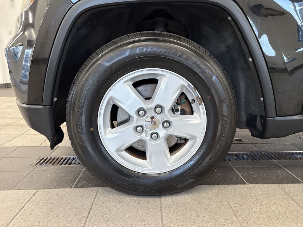 Thumbnail: 2012 Jeep Grand Cherokee - 10
