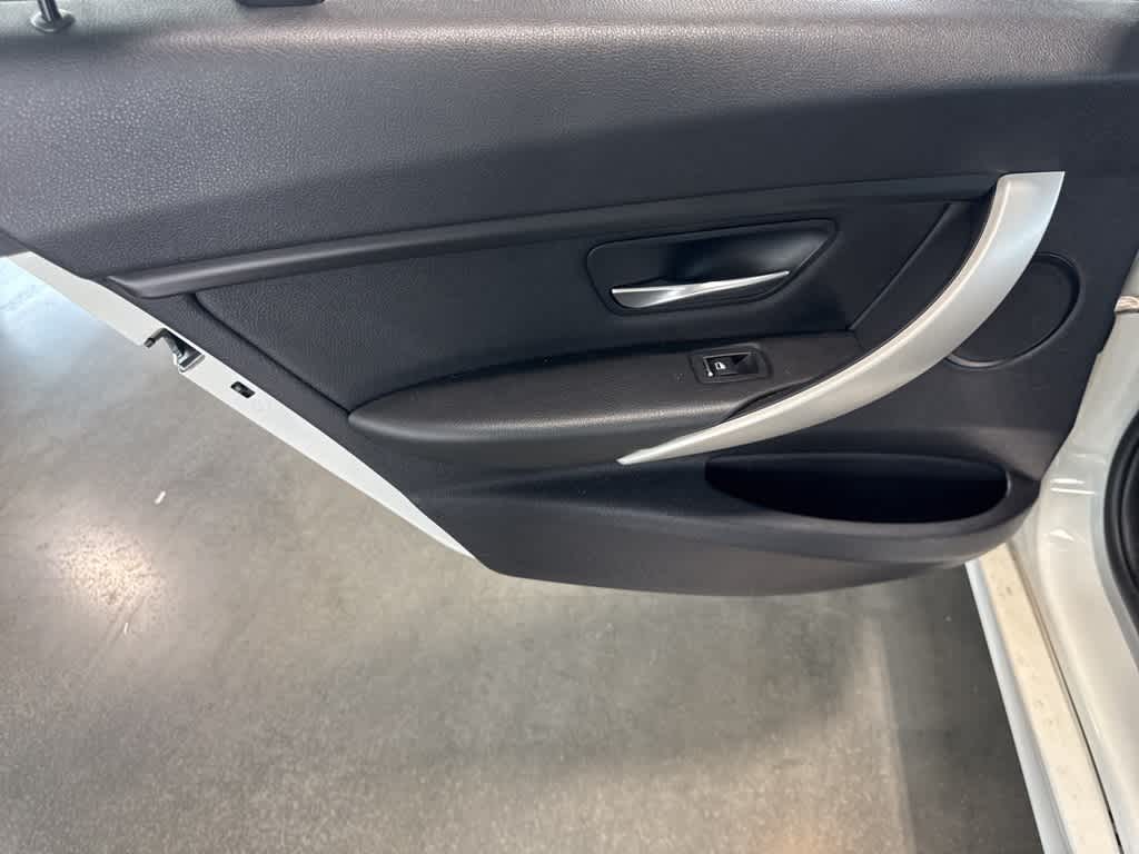 2017 BMW 3 Series 320i xDrive 17