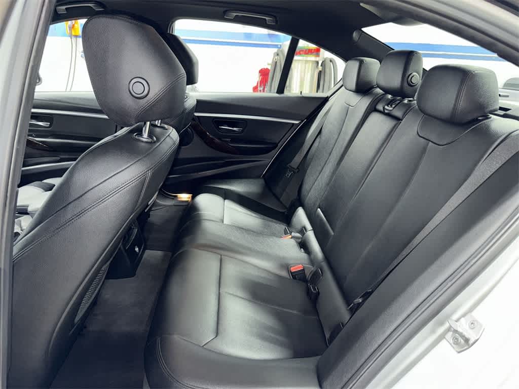 Thumbnail: 2016 BMW 3 Series - 17