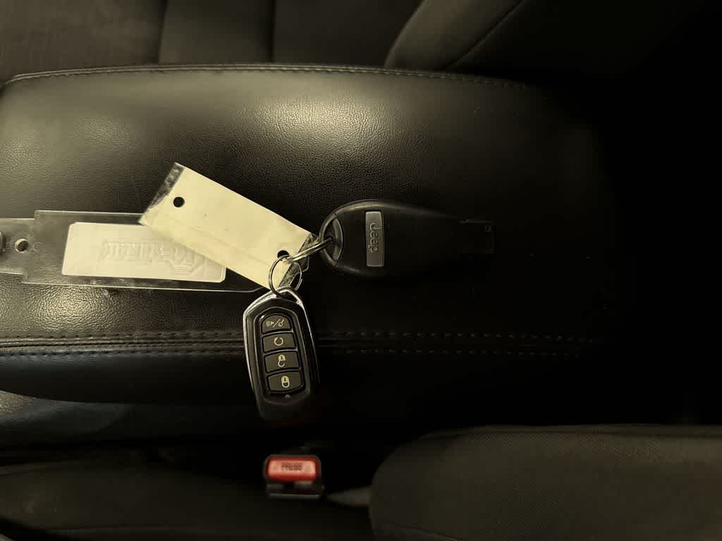 Thumbnail: 2012 Jeep Grand Cherokee - 30