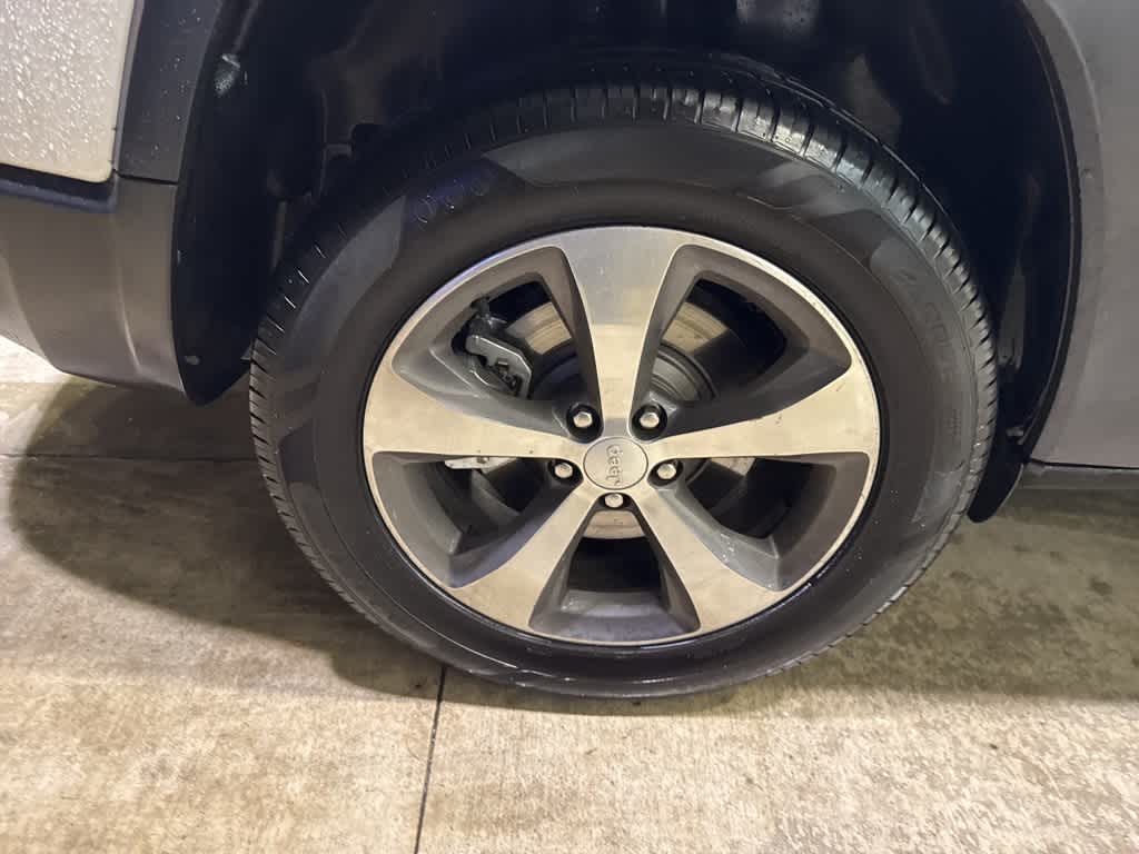 Thumbnail: 2020 Jeep Cherokee - 24