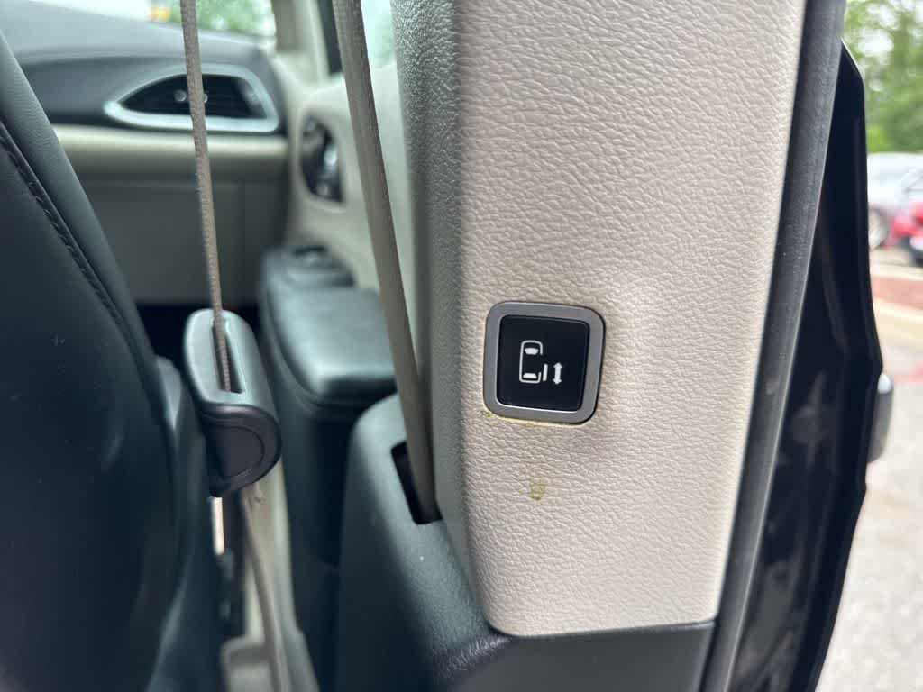 Thumbnail: 2017 Chrysler Pacifica - 24