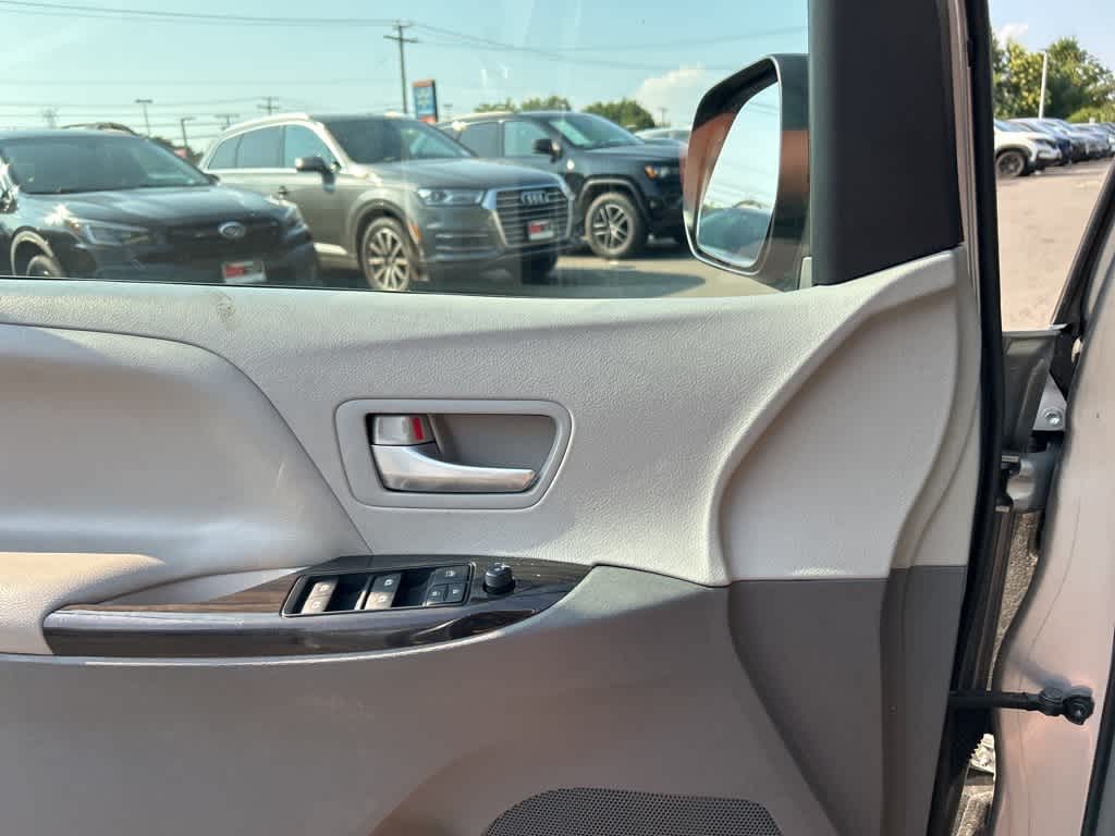 Thumbnail: 2015 Toyota Sienna - 22