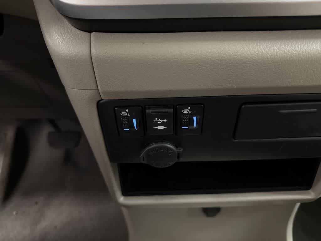 Thumbnail: 2020 Toyota Sienna - 32