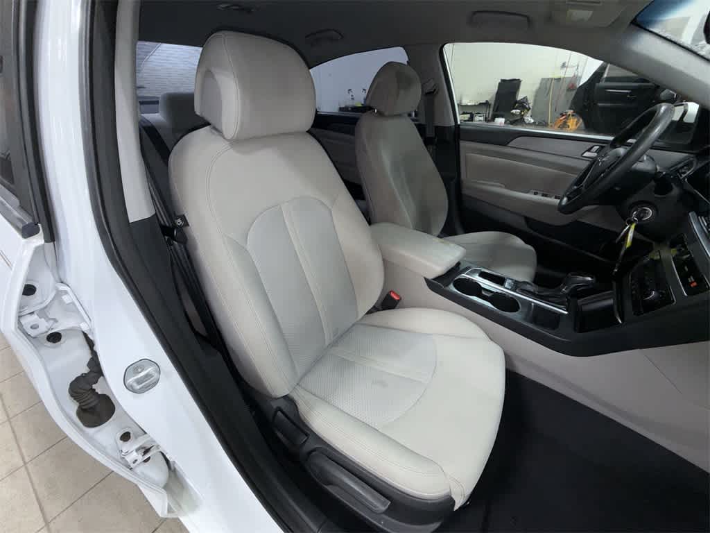 Thumbnail: 2015 Hyundai Sonata - 16