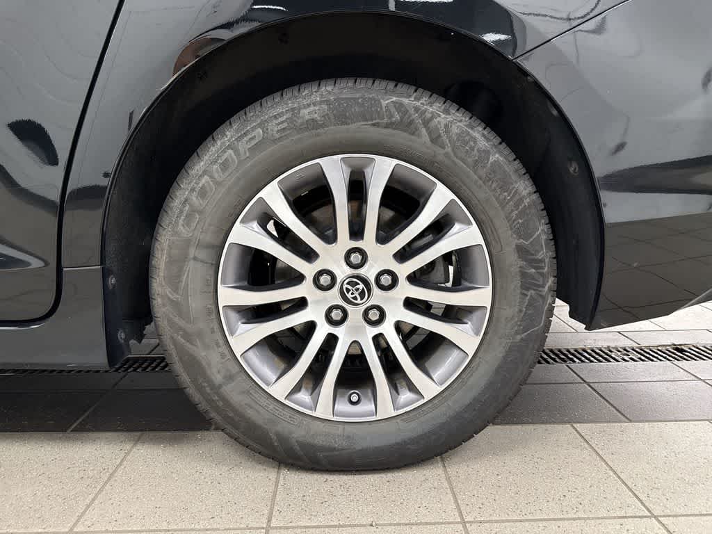 Thumbnail: 2020 Toyota Sienna - 10