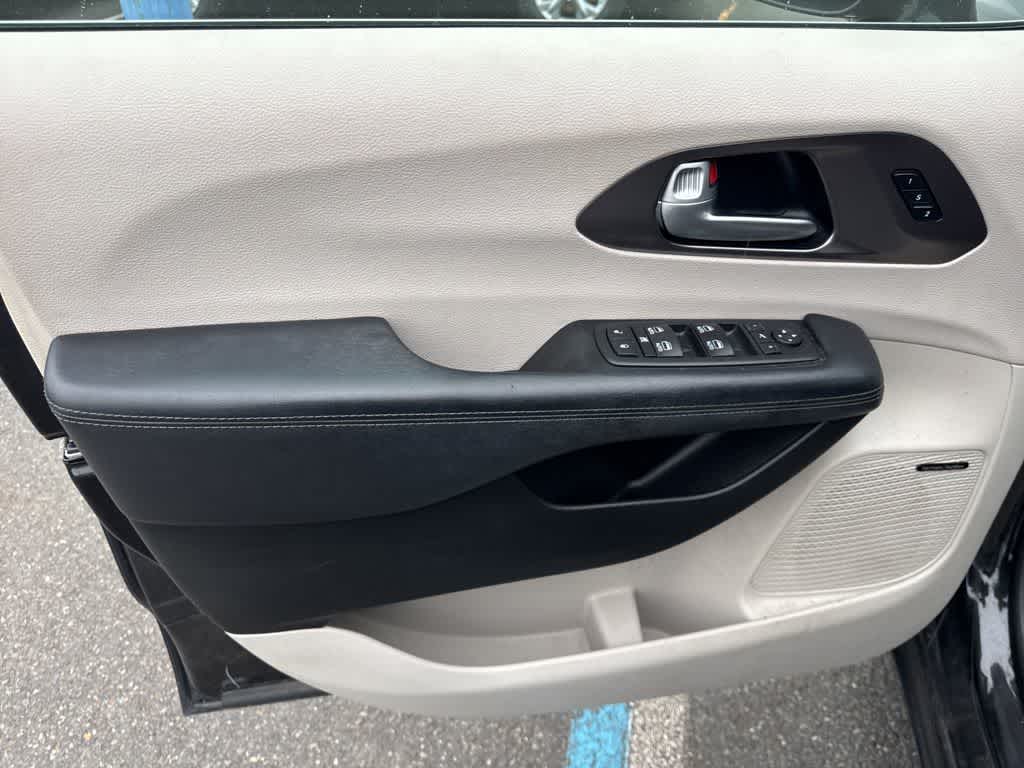 Thumbnail: 2017 Chrysler Pacifica - 7