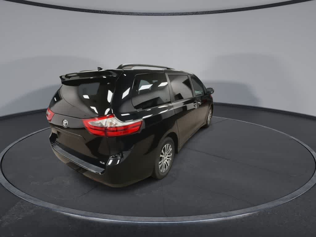 Thumbnail: 2020 Toyota Sienna - 8