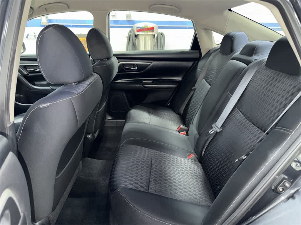 Thumbnail: 2017 Nissan Altima - 17