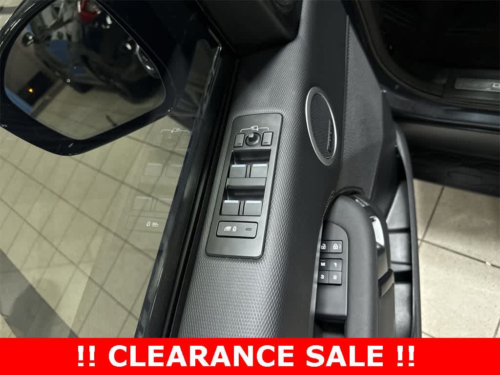 Thumbnail: 2024 Land Rover Discovery - 23